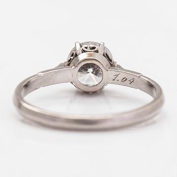 Sormus, platinaa, briljanttihiottu timantti 1.04 ct kaiverruksen mukaan. J.A Tarkiainen, Helsinki. Todistuksella.