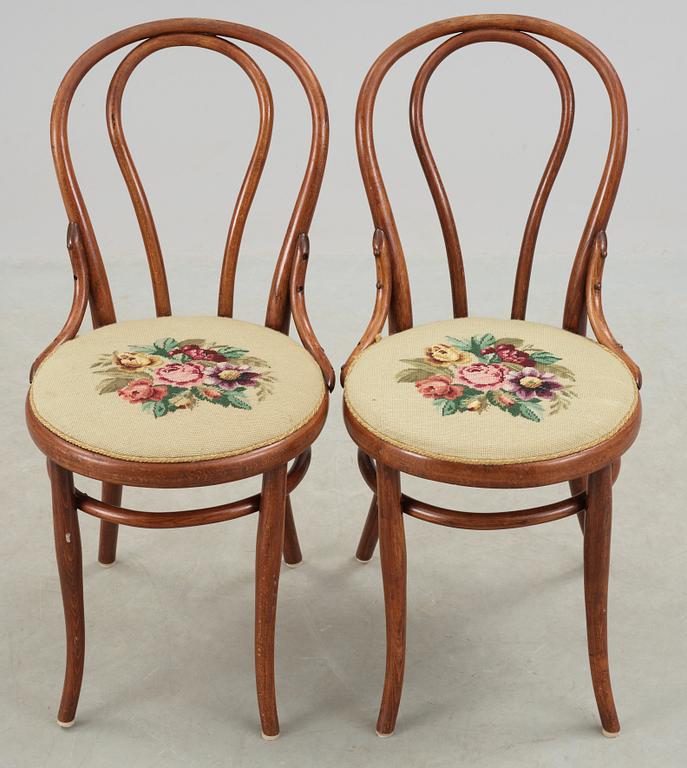 STOLAR, ett par, Thonet, etikettmärkta. omkring år 1900.