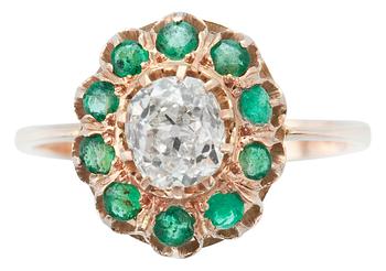 RING, gammalslipad diamant ca 0,70 ct och smaragder.