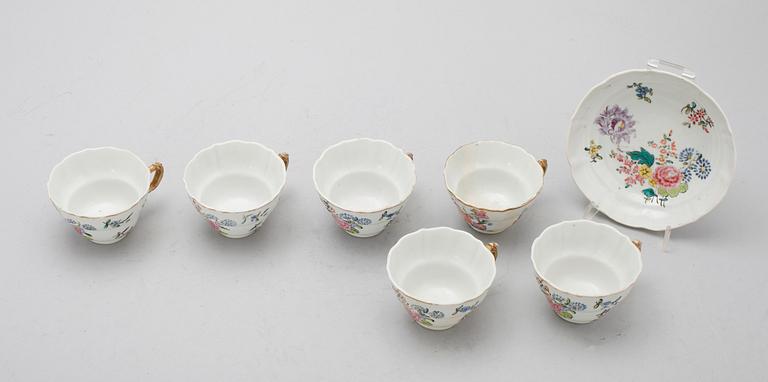 TEKOPPAR, 6 st samt 1 FAT, porslin, Kina, Qianlong (1735-1796).