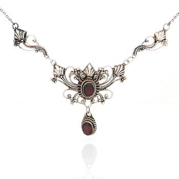 HALSBAND, 2 st, silver med granater och lila pastestenar. Total vikt ca 29 gram.