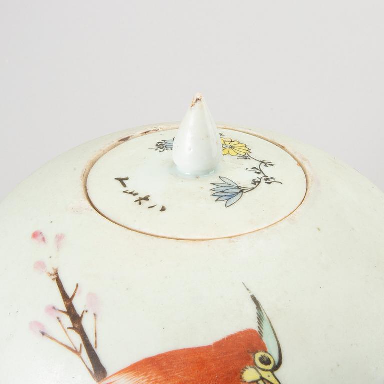 A set of two Chinese porcelain urns first half of the 20th century.