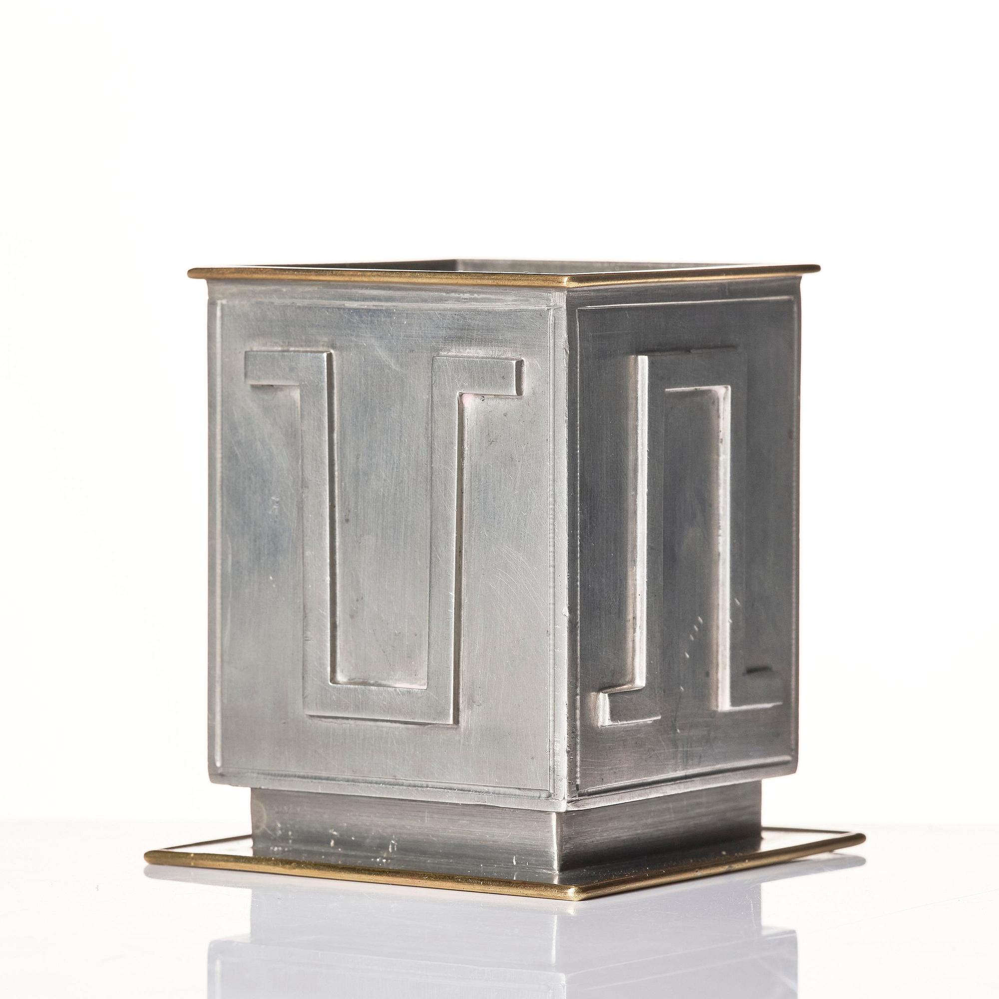 Nils Fougstedt, pennkopp, tenn och mässing, modell A 503, Firma Svenskt Tenn, Stockholm, 1932.