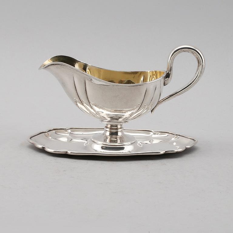 SÅSSKÅL på fat, silver, svenska importstämplar för K Anderson, 1900-talets första hälft. Vikt ca 272 gram.