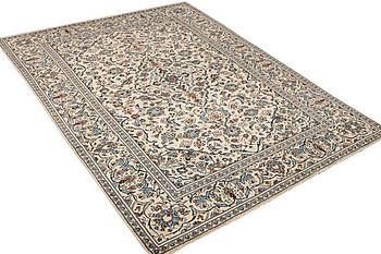 A Kashan carpet, c. 290 x 197 cm.