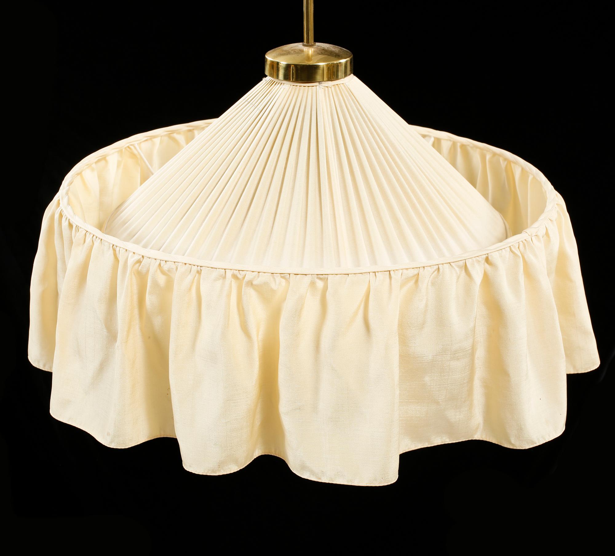 TAKLAMPA, modell 2560, Josef Frank, Firma Svenskt Tenn, höjd 40 cm.