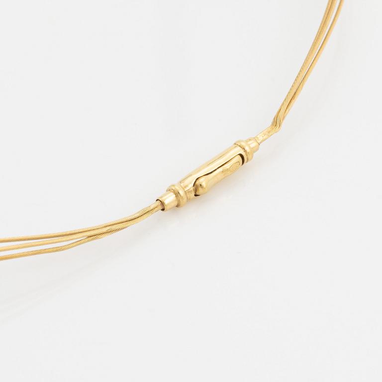 An 18K gold necklace.