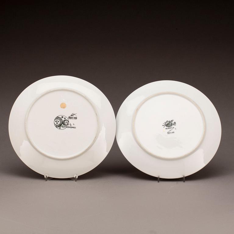 TALLRIKAR, 2 st, porslin, Fornasetti, Milano, Italien, 1900-talets mitt.