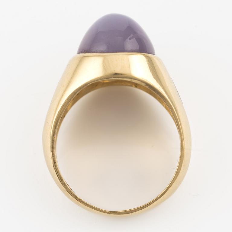 Ring, 14K guld med rosalila stjärnsafir och markisslipade diamanter.