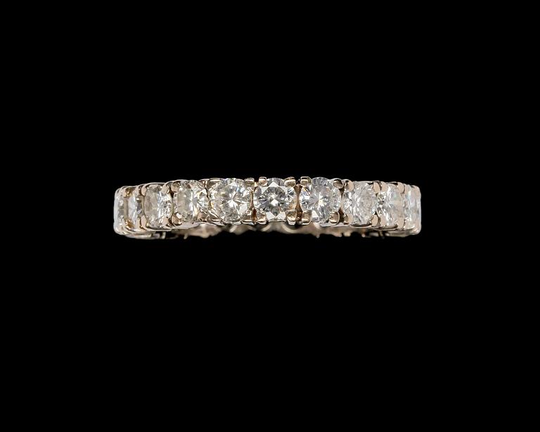 RING, sk eternityring, briljantslipade diamanter, tot. ca 2.20 ct, ca G-H (Top Wesselton ) /VS.