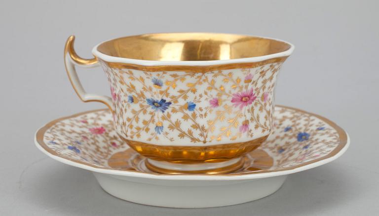 KOPP MED FAT, porslin, Berlin, Tyskland 1830/1840-tal.