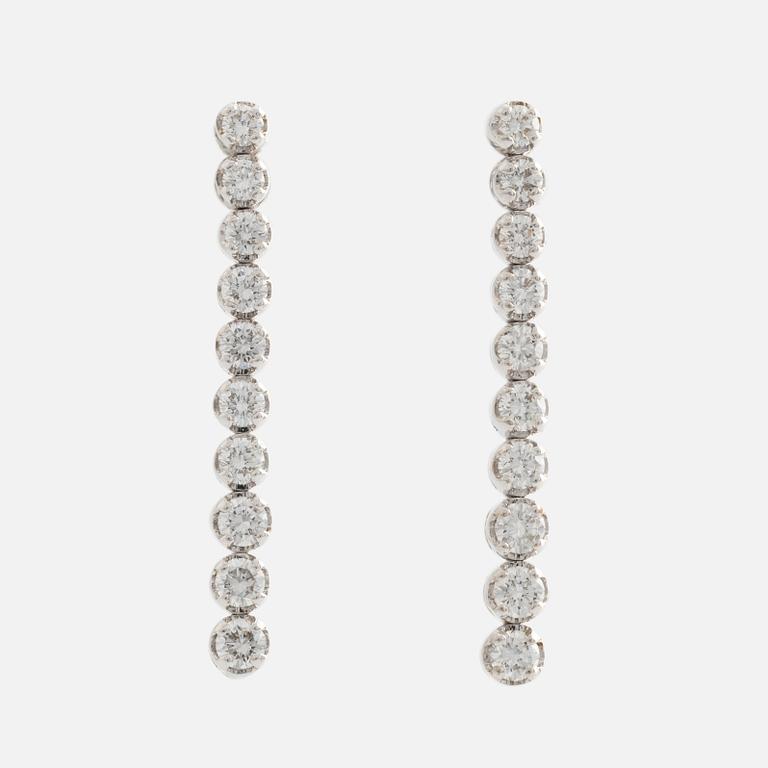 Örhängen, ett par, 18K vitguld med briljantslipade diamanter  Leo Pizzo, Italien.