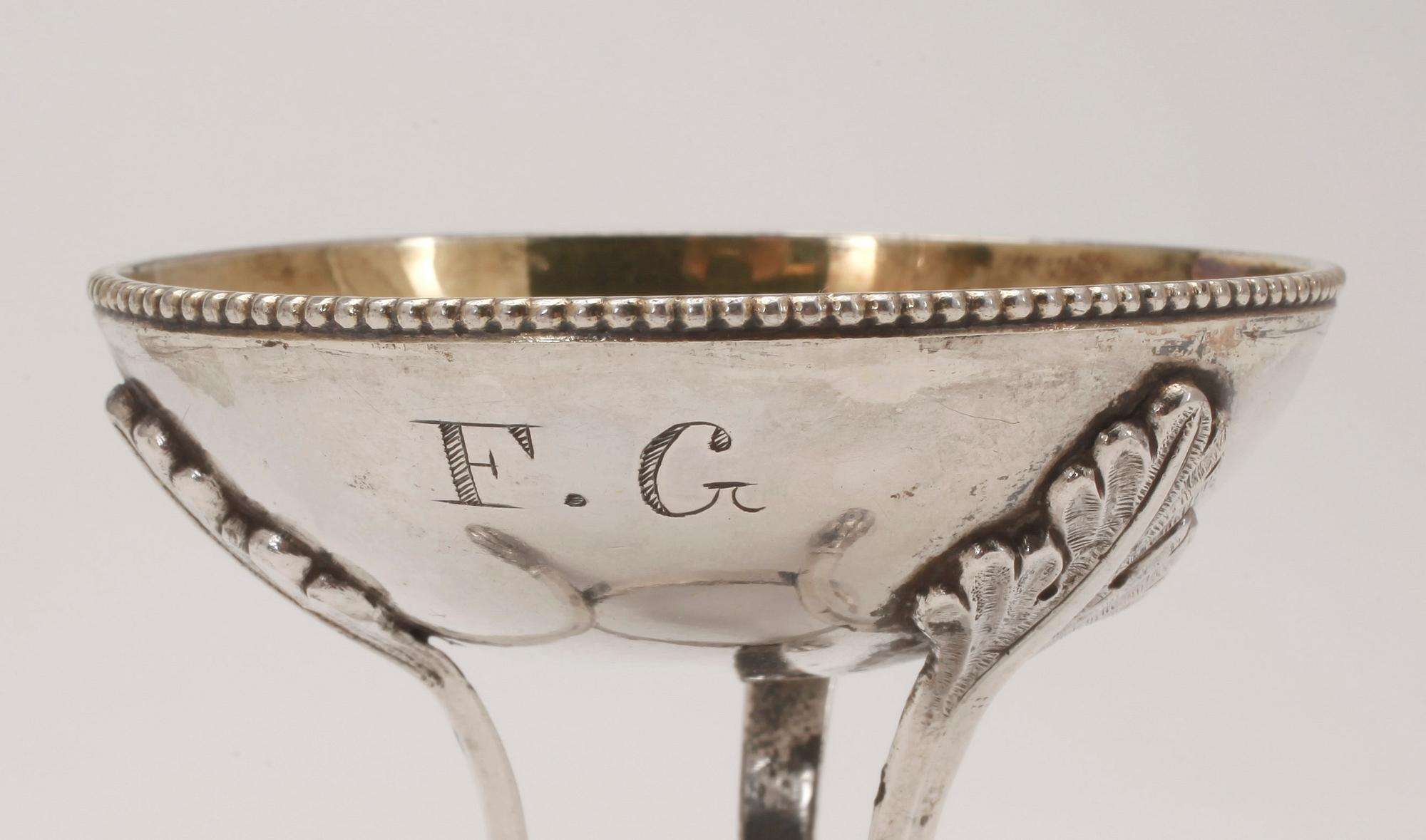 SKÅL PÅ FOT SAMT SALTKAR, silver, empirestil, en otydligt stämplad och troligen Spanien. Tot ca 189 gram.