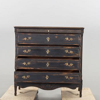 A 18TH CENTURY OAK CHEST OF DRAWERS.