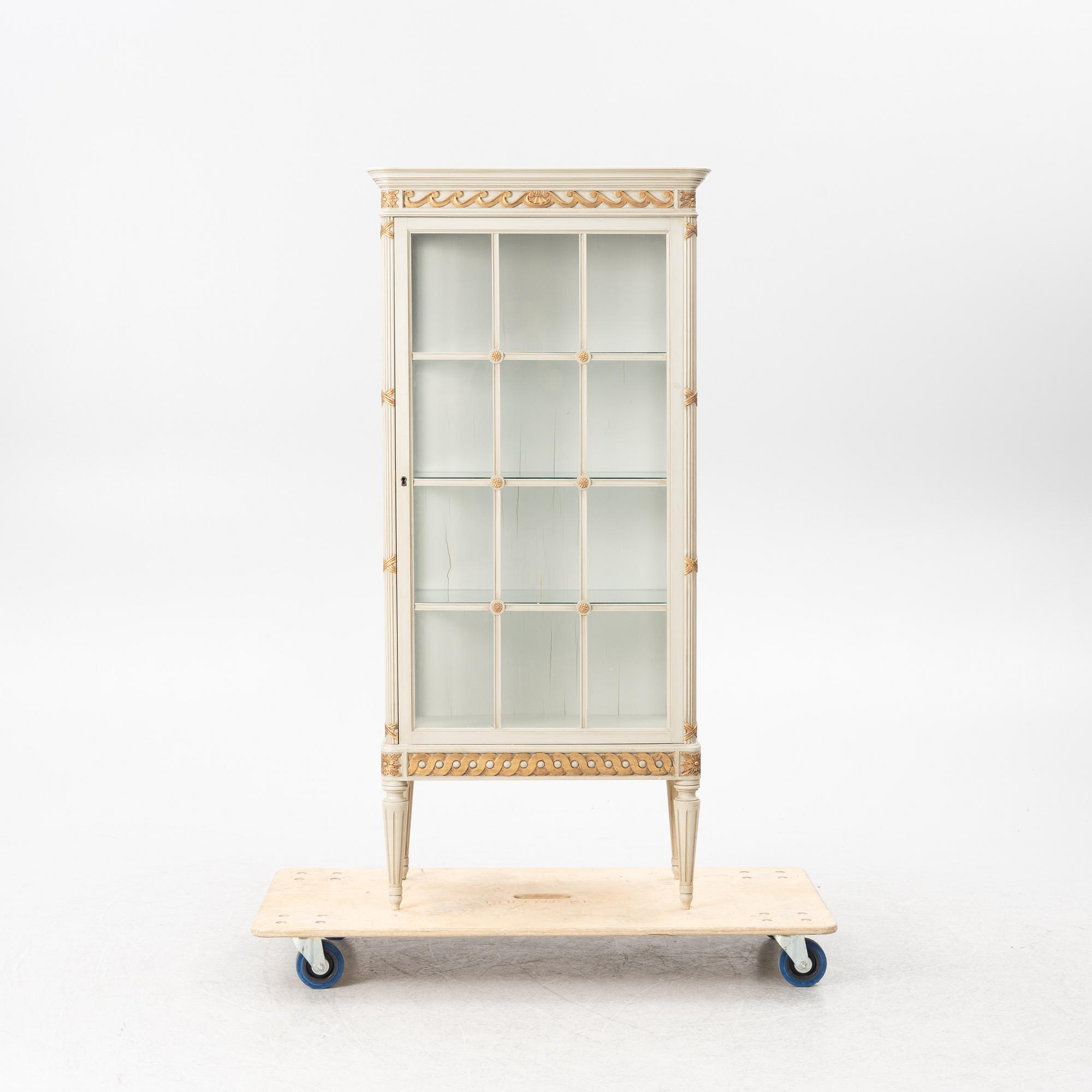 Vitrinskåp, sengustaviansk stil, 1900-tal.