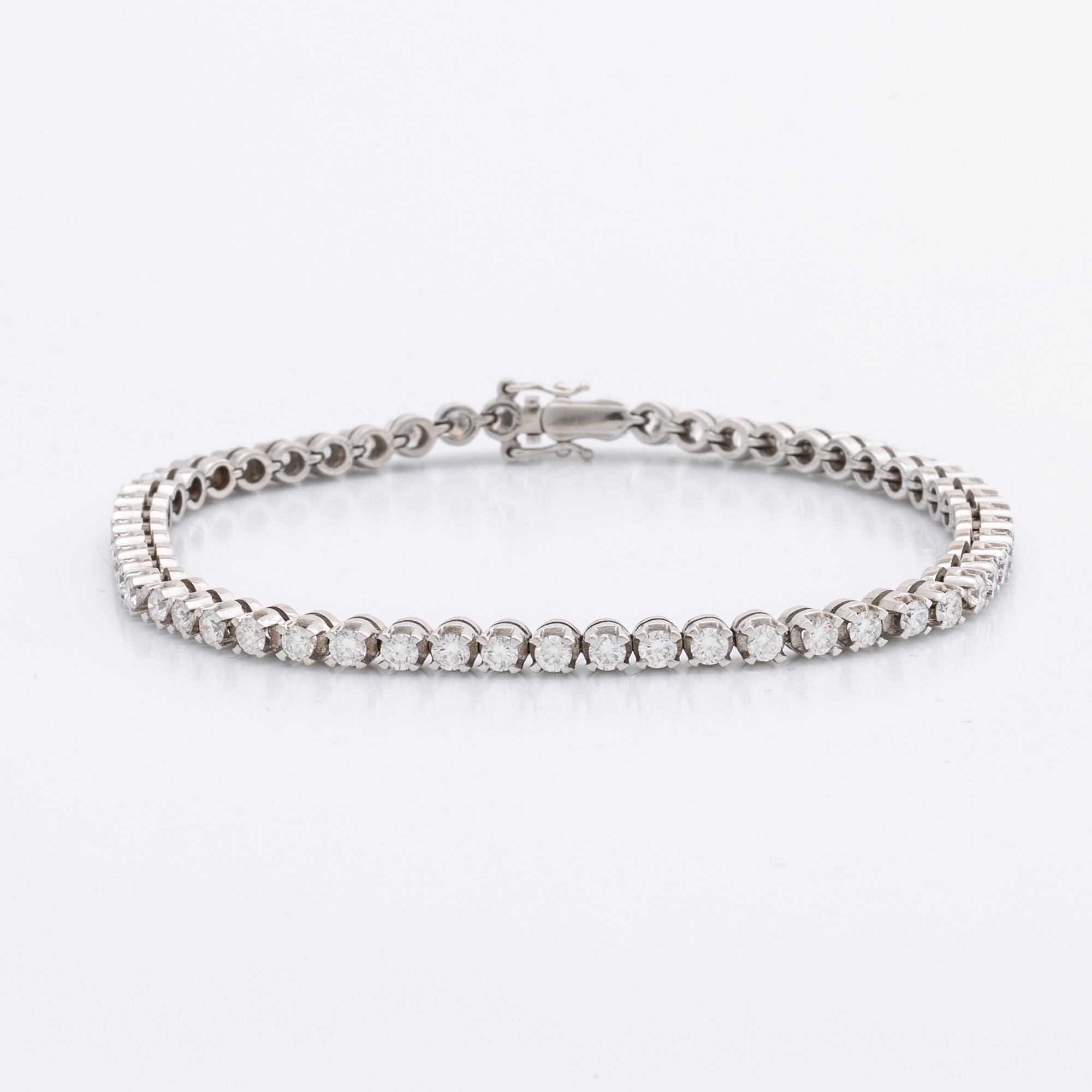 TENNISARMBAND 18K vitguld m 54 briljanter ca 3 ct.