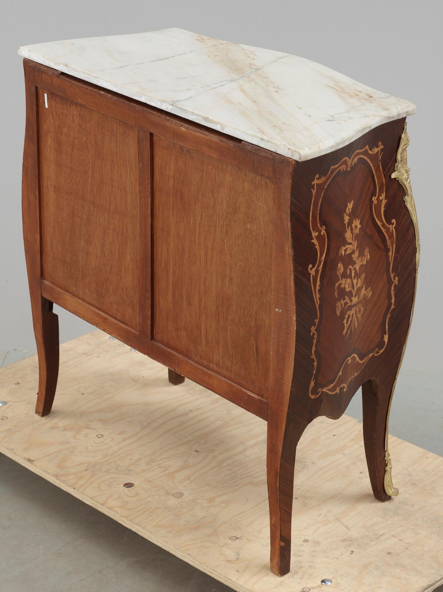 BYRÅ, rokokostil, 1900-talets andra hälft.