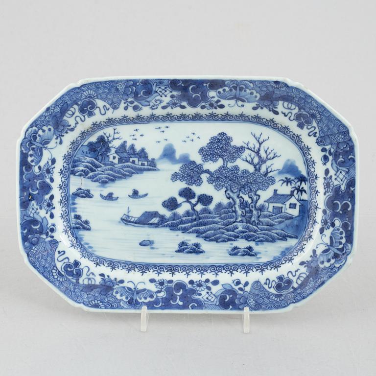 Four blue and white pieces of export porcelain, China, Qianlong (1736-95).