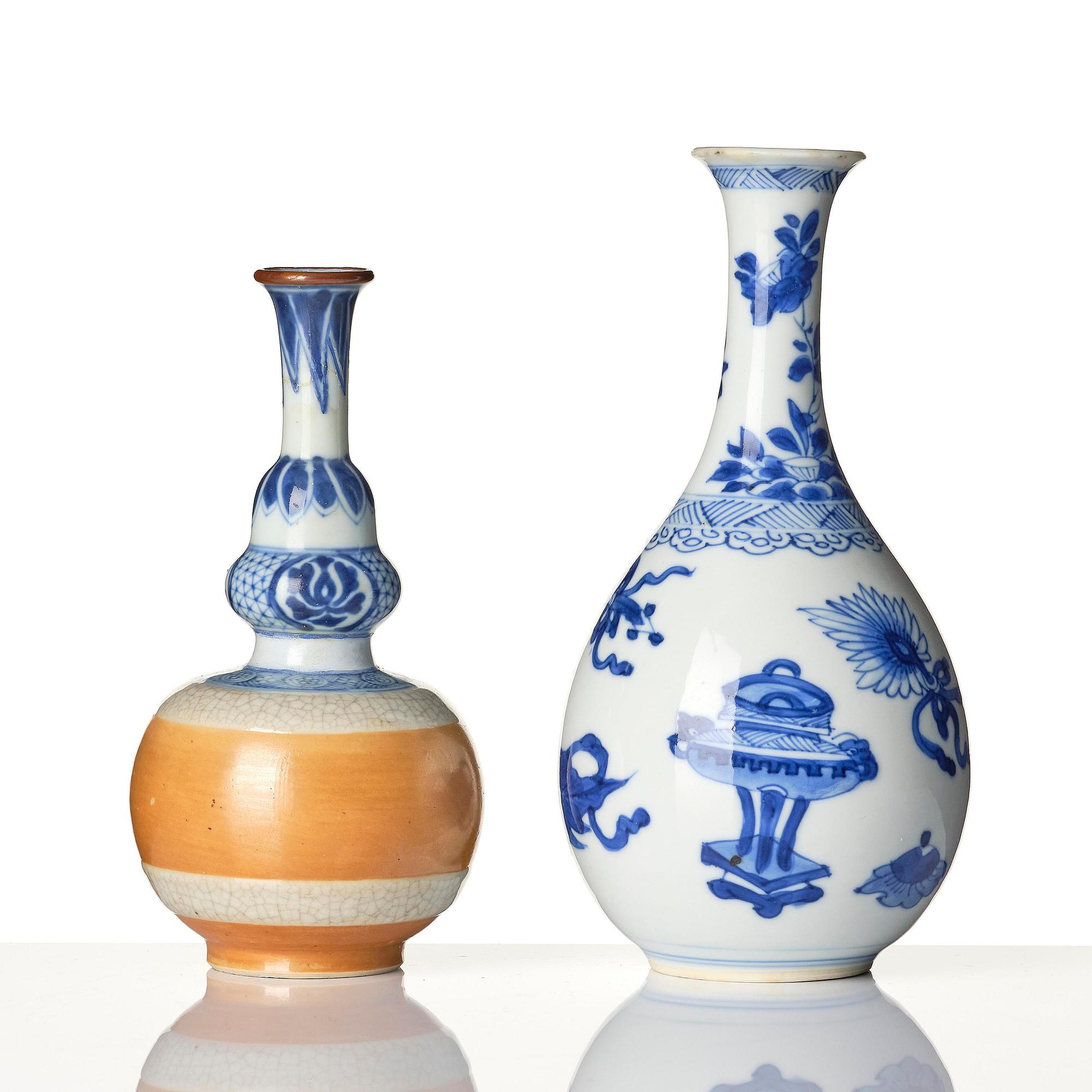Two blue and white vases, Qing dynasty, Kangxi (1662-1722).