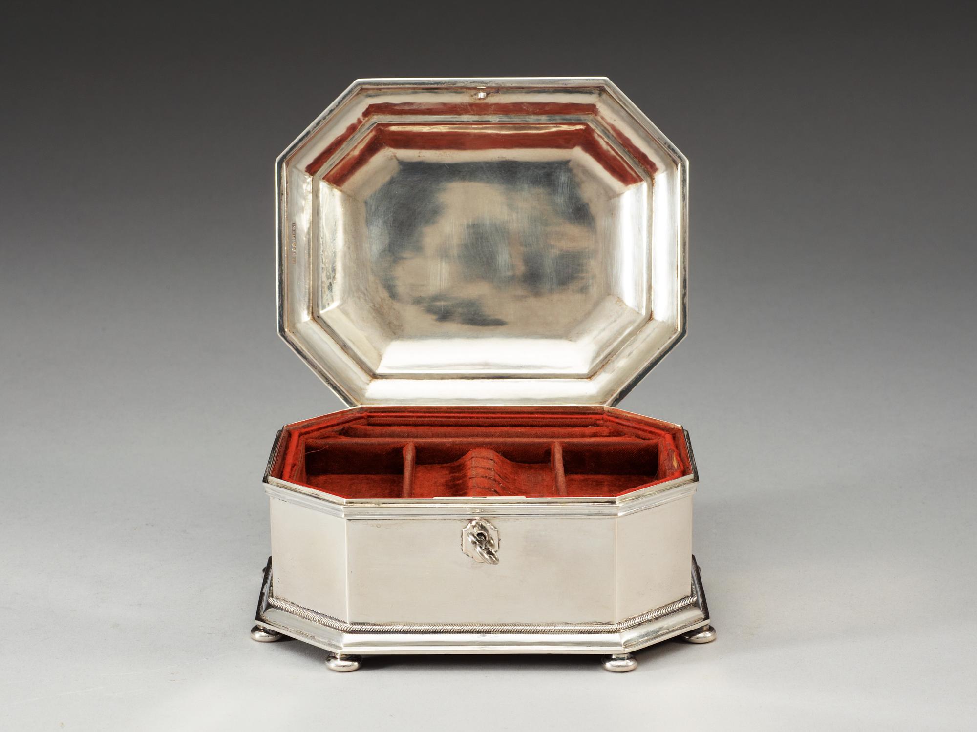 An Atelier Borgila silver jewelry box, Stockholm 1925.