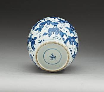 A blue and white jar, Qing dynasty, Kangxi (1662-1722).