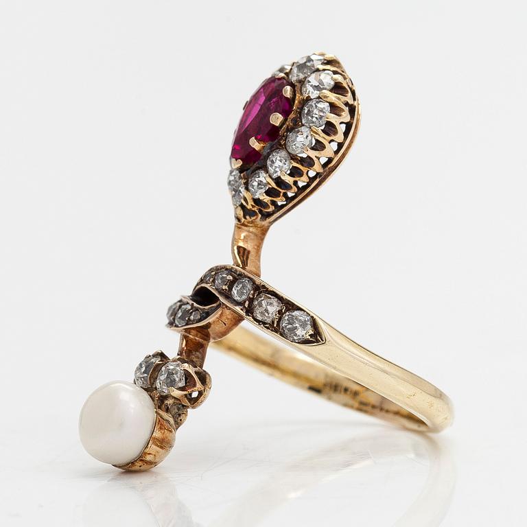 Sormus, 14K kultaa, vanhahiontaisia timantteja yht n. 0.78 ct, viljelty helmi sekä synt. rubiini.