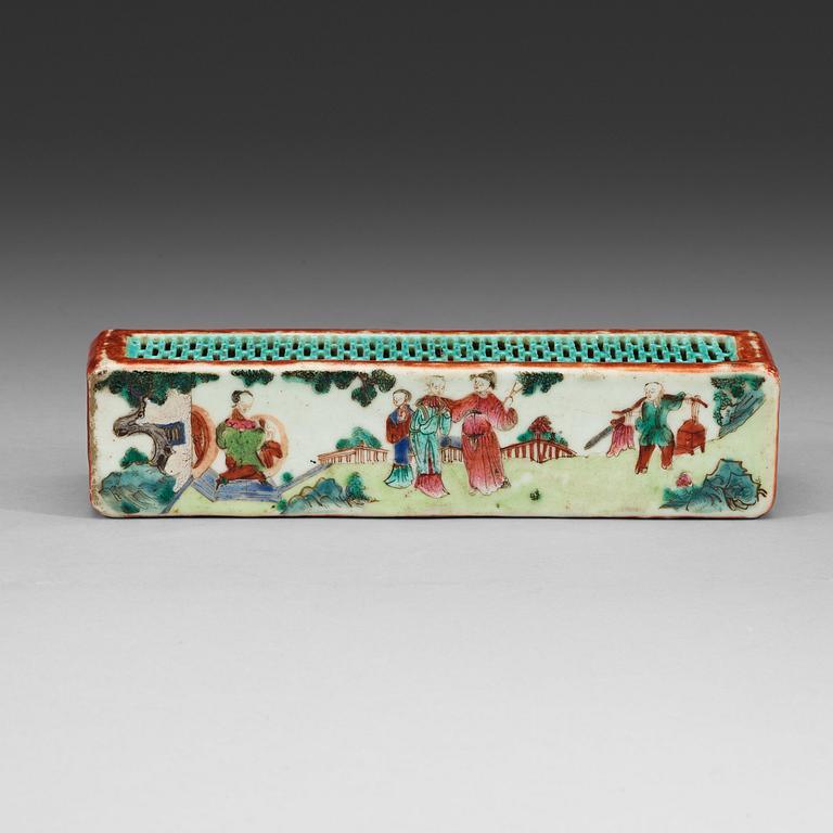 A famille rose cricket box, Qing dynasty 19th Century.