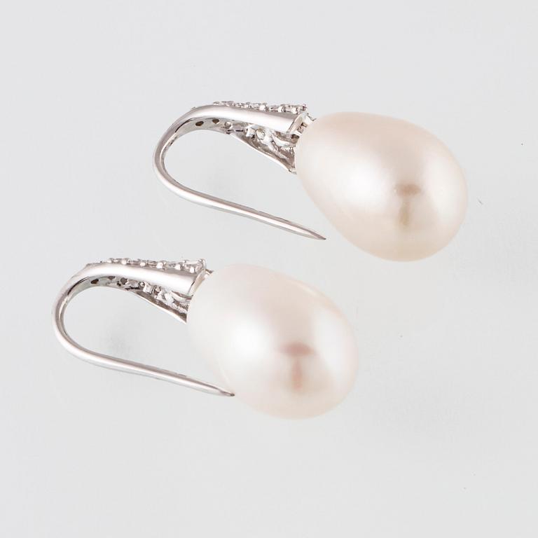 ÖRHÄNGEN, 18K vitguld med odlade pärlor samt briljantslipade diamanter ca 0.59 ct. Vikt 8,9 gram.