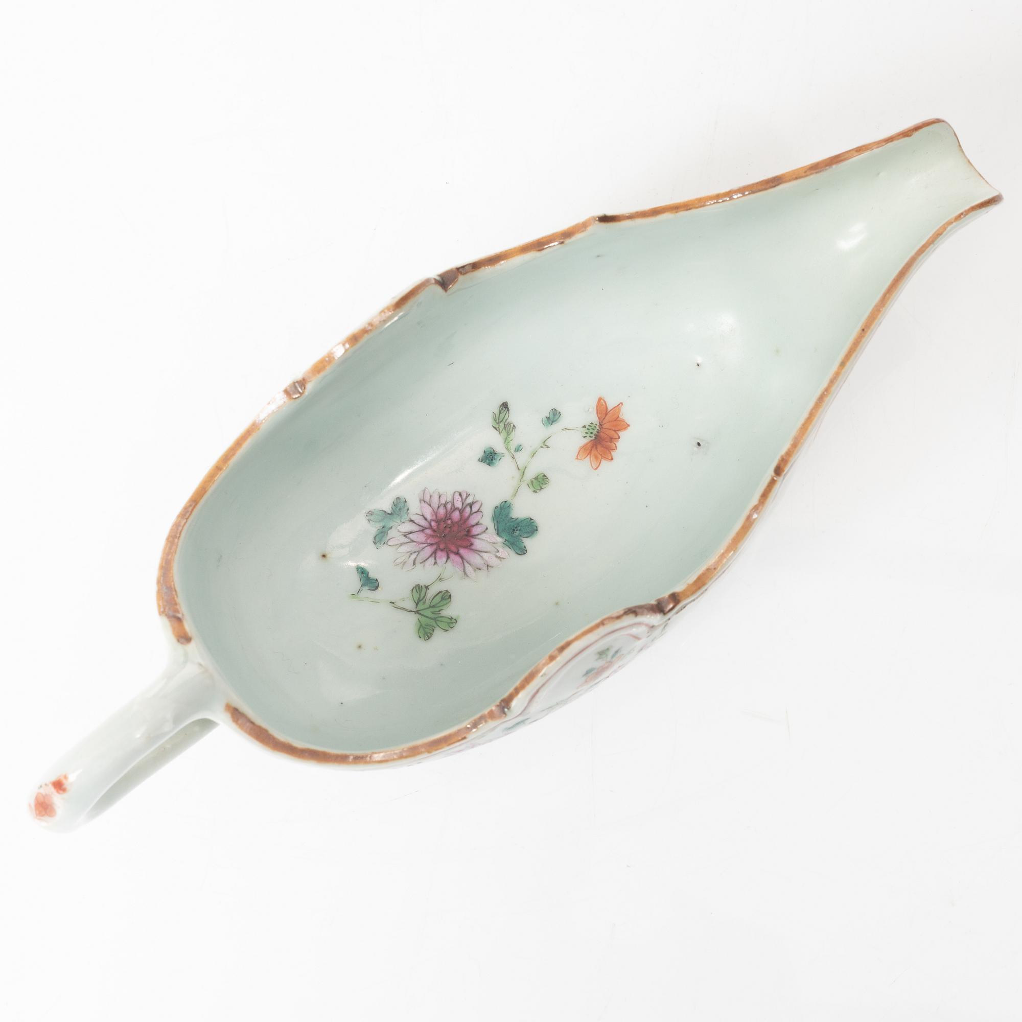 A Chinese famille rose porcelain sauce boat, Qing dynasty, Qianlong (1736-95).