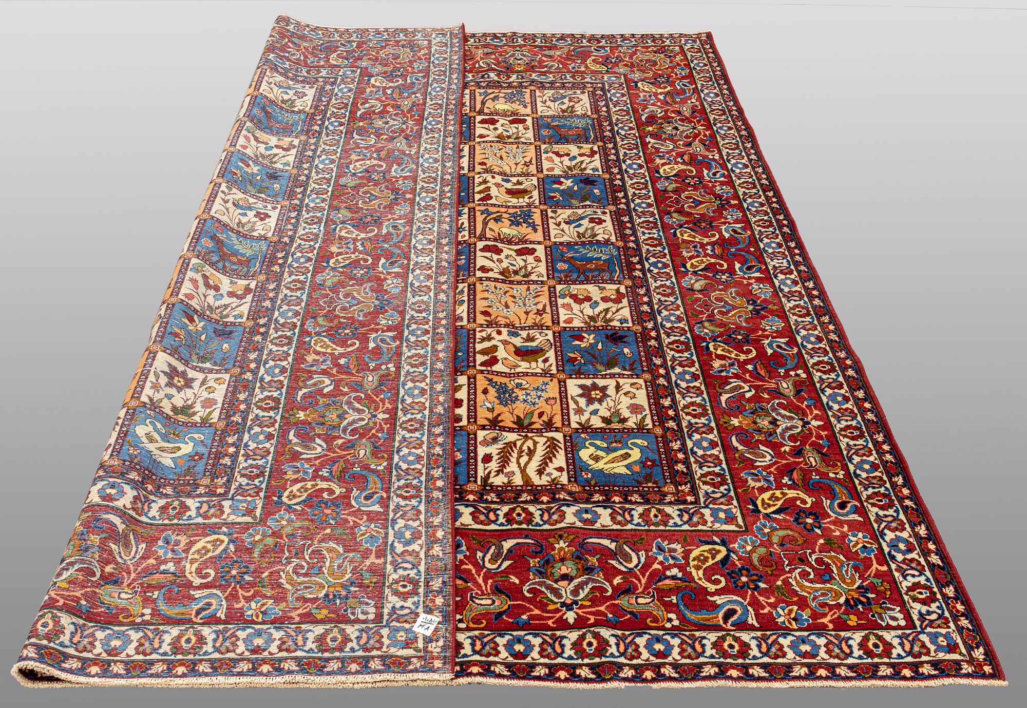 An Isfahan carpet, approx. 284 x 235 cm.