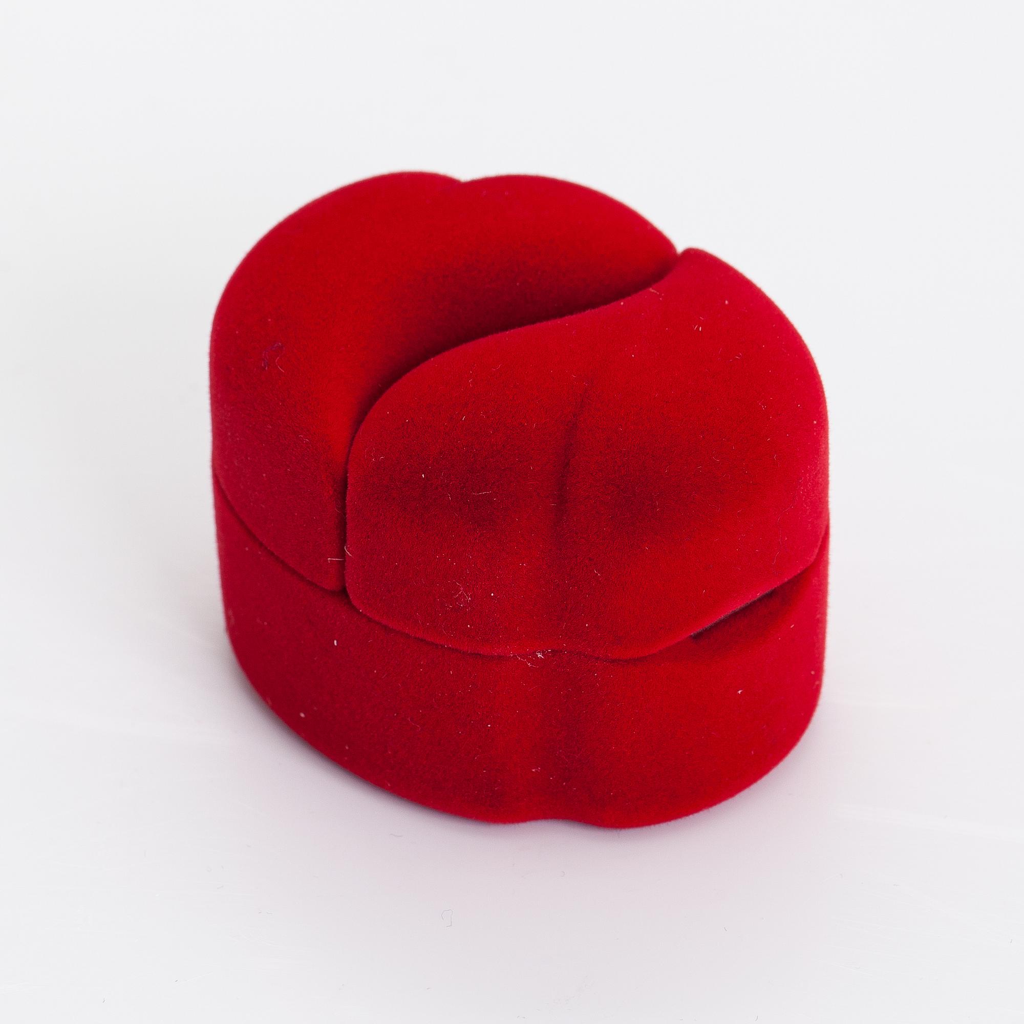 A 14K white gold ring with diamonds ca. 1.50 ct in total and rubies ca. 0.39 ct in total. GWlab-certificate.