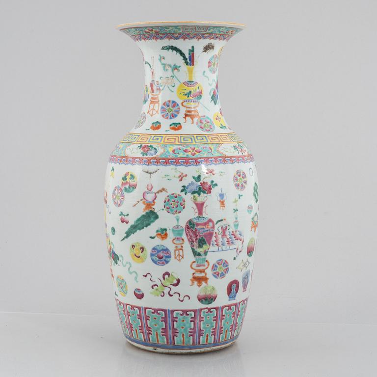 A Chinese porcelain vase, late Qing dynasty.