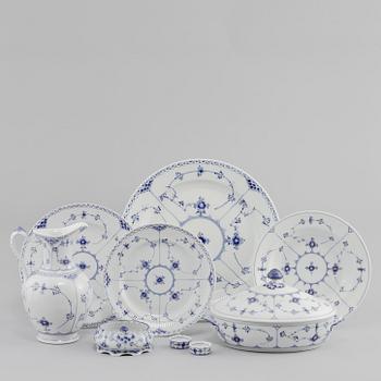 MATSERVIS, 43 delar, porslin, "Musselmalet", Royal Copenhagen, 1900-talets andra hälft.