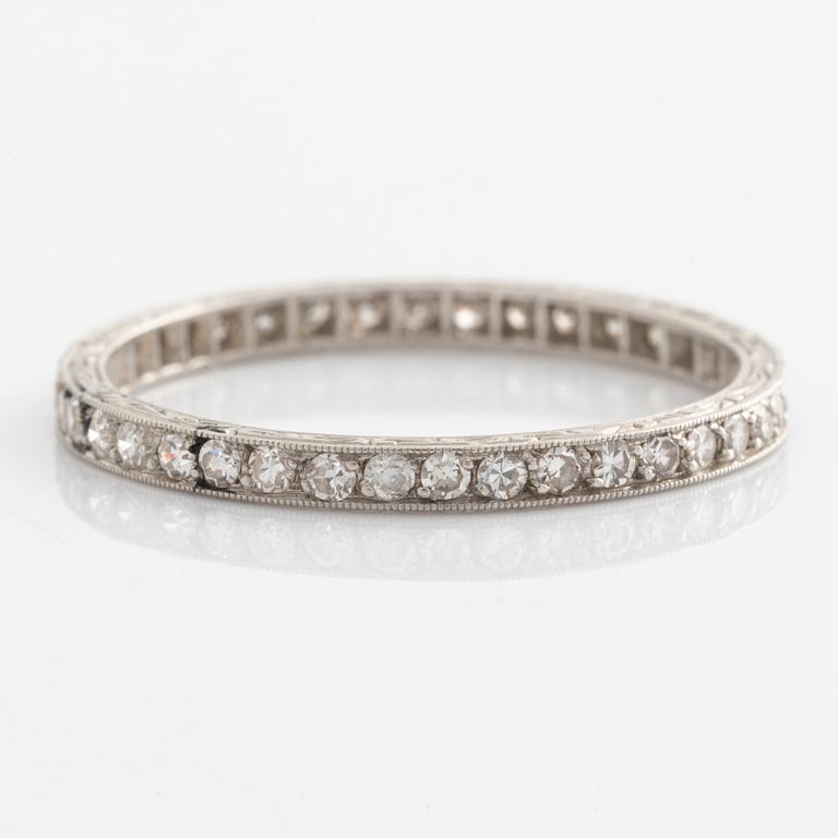 Ring in platinum, full eternity with octagon-cut diamonds.