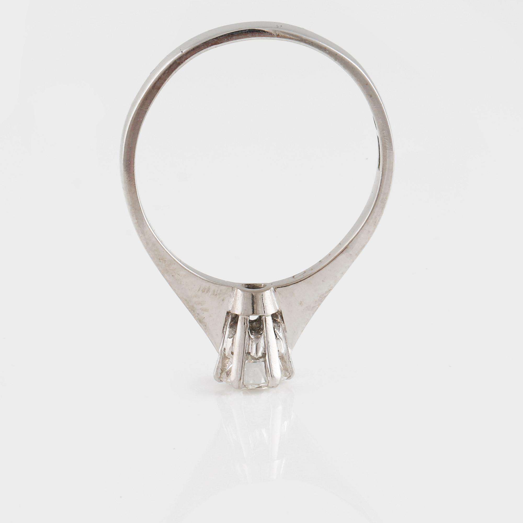 RING, 18K vitguld med briljantslipad diamant 0.51 ct, Rune Thorell, Stockhollm, 1975. Vikt 3,9 gram.