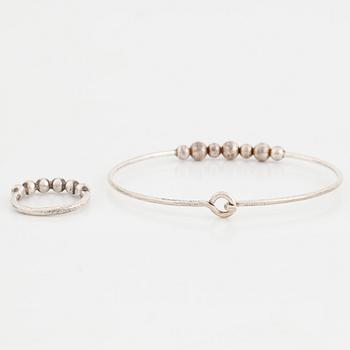 A silver bracelet and ring Stigbert.