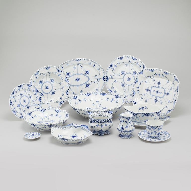 59 pieces of "Musselmalet" porcelain tableware, Royal Copenhagen, 20th century.