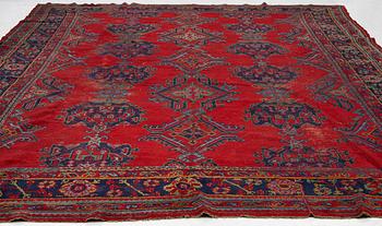 An antique Ushak carpet, Western Anatolia, approx. 380 x 313 cm.