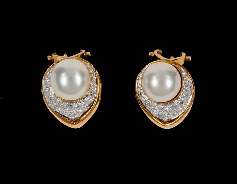 EARRINGS, brilliant cut diamonds, tot. app. 0.50 cts, cultured pearl.