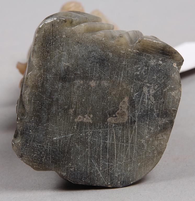 FIGURINER, 2 st, trä och sten, Kina. 1900-tal.