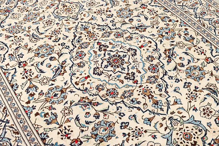 A Kashan carpet, c. 290 x 197 cm.