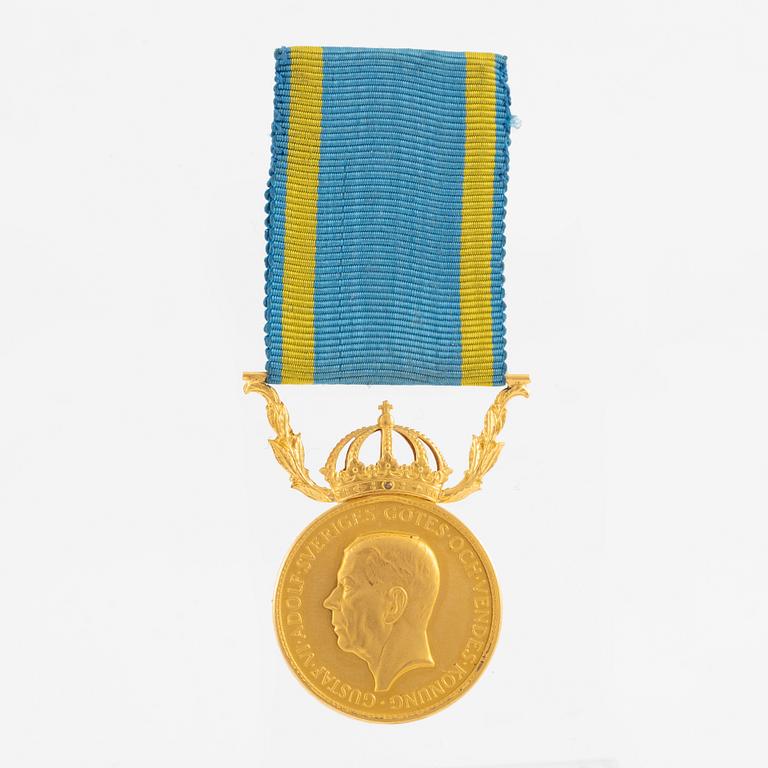 Medal, gold 18k, "For valour and integrity", with ribbon in case.