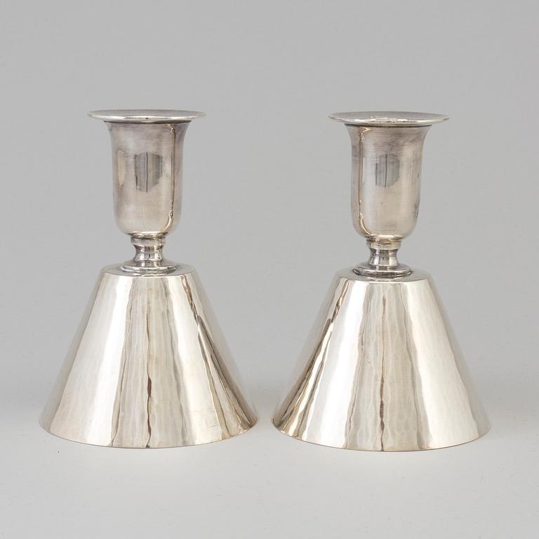 SVEN CARLMAN, a pair of sterling silvercandlesticks/cups from CF Carlman Silversmide AB, Stockholm, 1960.