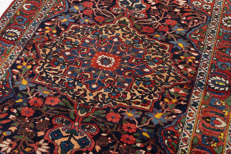 Matta, semiantik Bakthiari, Västra Iran ca  208 x 143 cm.