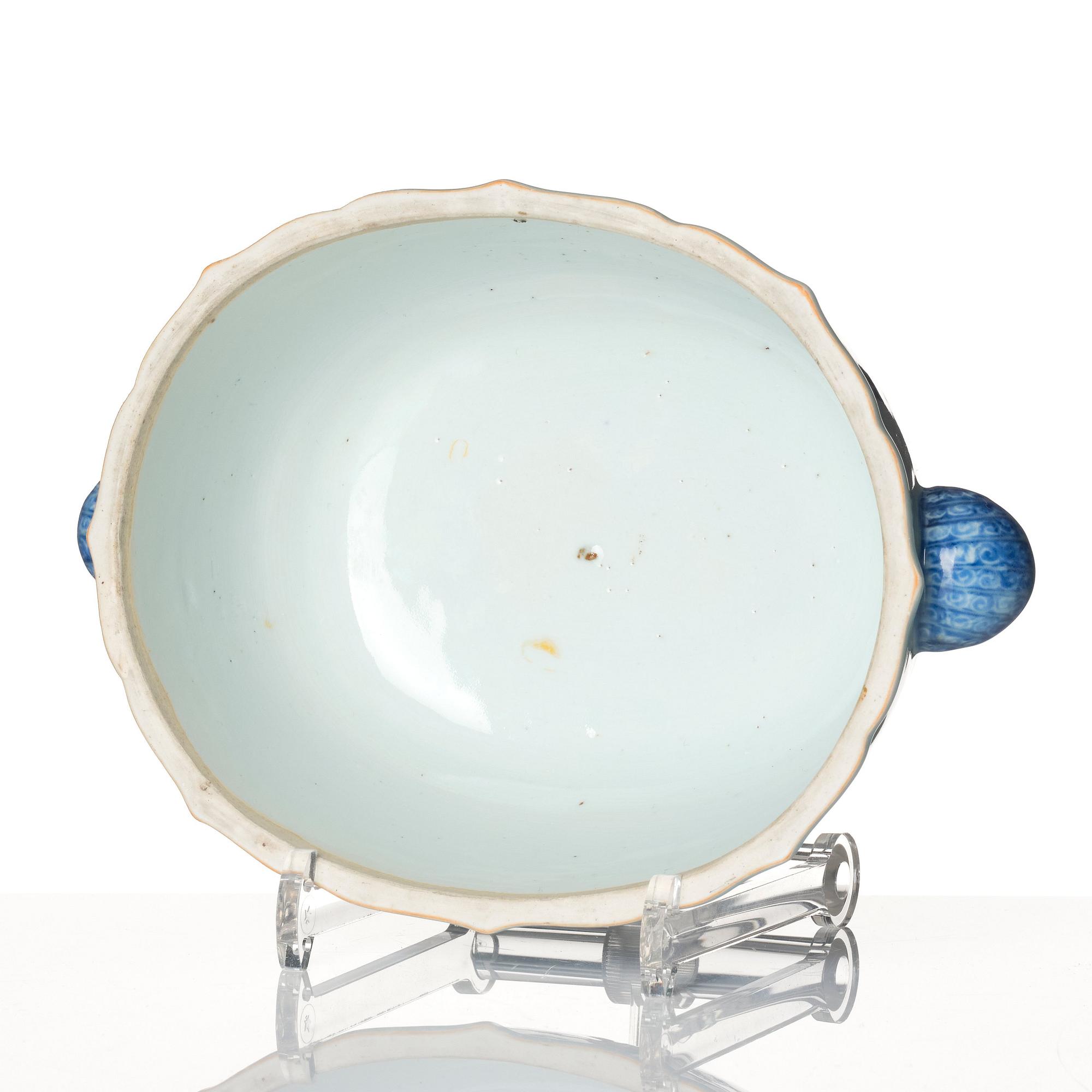 A blue and white tureen with cover and stand, Qing dynasty, Qianlong (1736-95).