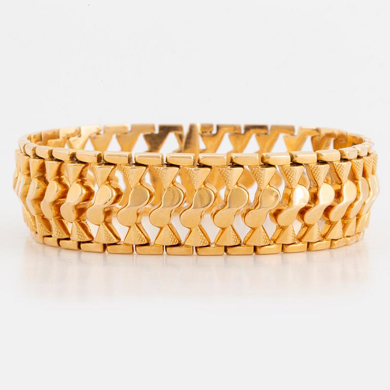 18K gold bracelet.