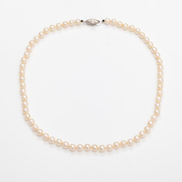 A pearl collier with cultured pearls and a silver clasp.