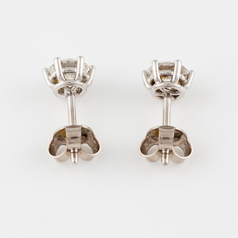 Ett par örhängen 18K vitguld med runda briljantslipade diamanter.
