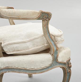 Karmstolar, ett par, rokokostil, omkring 1900.