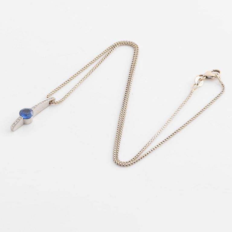 Atelier Ajour necklace in 18K white gold with sapphire and brilliant-cut diamonds.